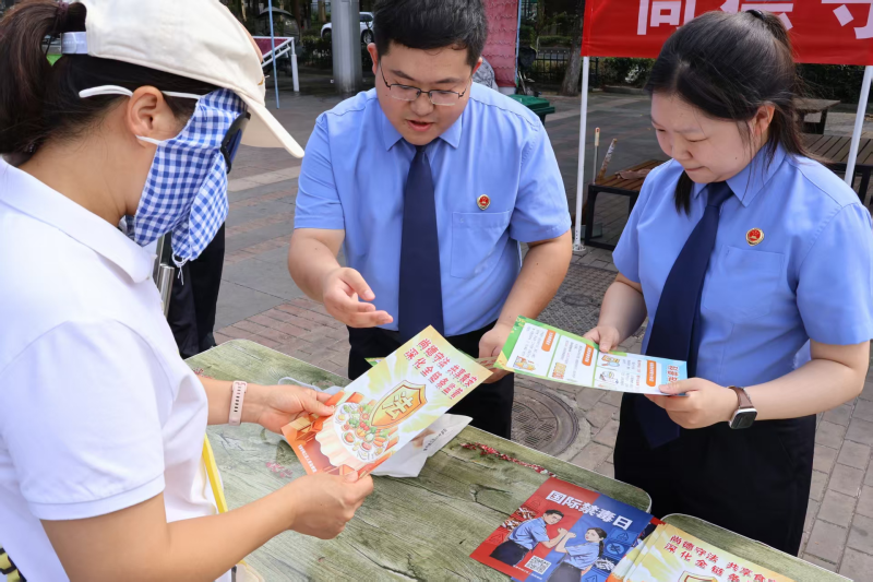2026.9.16【食品安全宣传周】尚德守法护食安,法治宣传进商圈——芜湖市两级检察机关联合开展食品安全宣传活动2.jpg