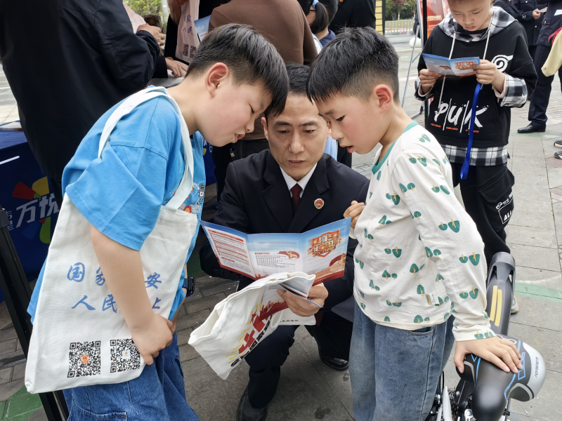 4.15筑牢国家安全防线——鸠江区检察院开展国家安全教育宣传活动1.jpg